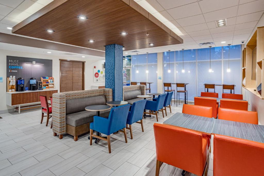 Holiday Inn Express & Suites - Elkhart North, an IHG Hotel photo 4