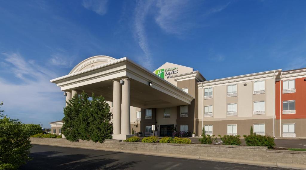 Holiday Inn Express & Suites Lawrence, an IHG Hotel image