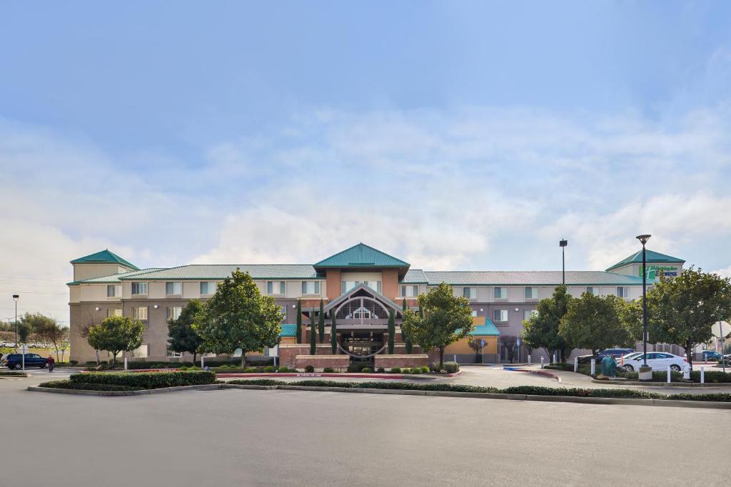 Holiday Inn Express & Suites Elk Grove Central - Hwy 99, an IHG Hotel image
