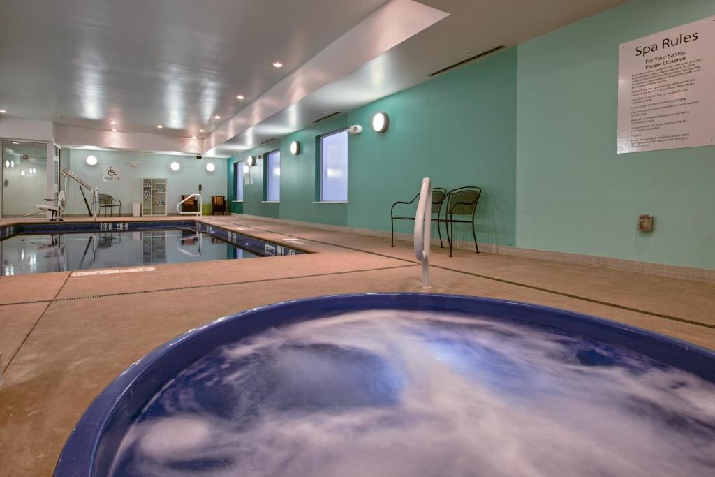 Holiday Inn Express & Suites Carlisle, an IHG Hotel photo 3