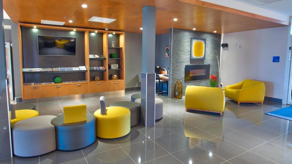 Holiday Inn Express & Suites Vaudreuil-Dorion, an IHG Hotel photo 2