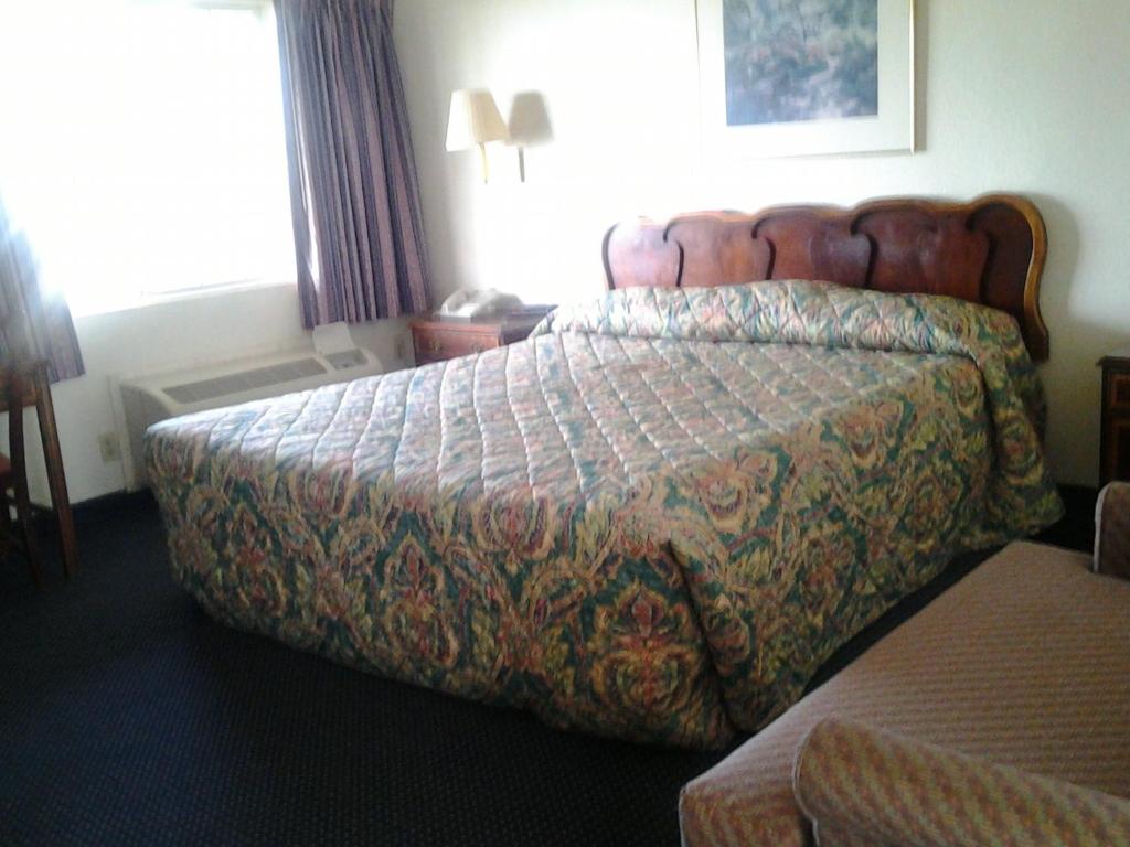 Budget Inn image