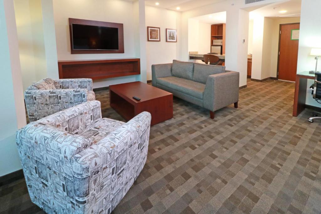 Сьюит (Люкс - Для некурящих), Holiday Inn & Suites Plaza Mayor
