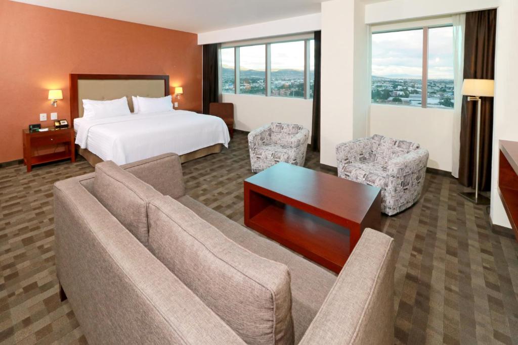 Сьюит (Люкс - Для некурящих), Holiday Inn & Suites Plaza Mayor