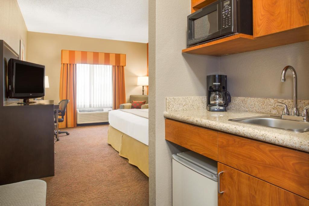 Holiday Inn Express & Suites - Muncie, an IHG Hotel photo 3