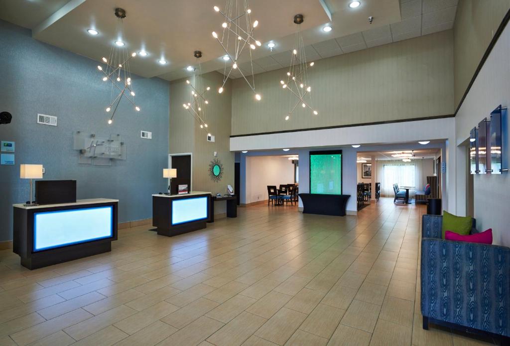Holiday Inn Express & Suites Birmingham South - Pelham, an IHG Hotel image