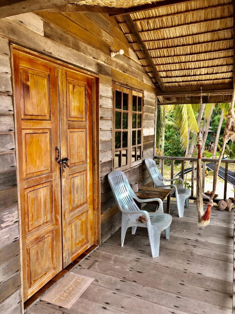 Beachfront Hut Upstairs Astra - Beach Shack Chalet photo 1