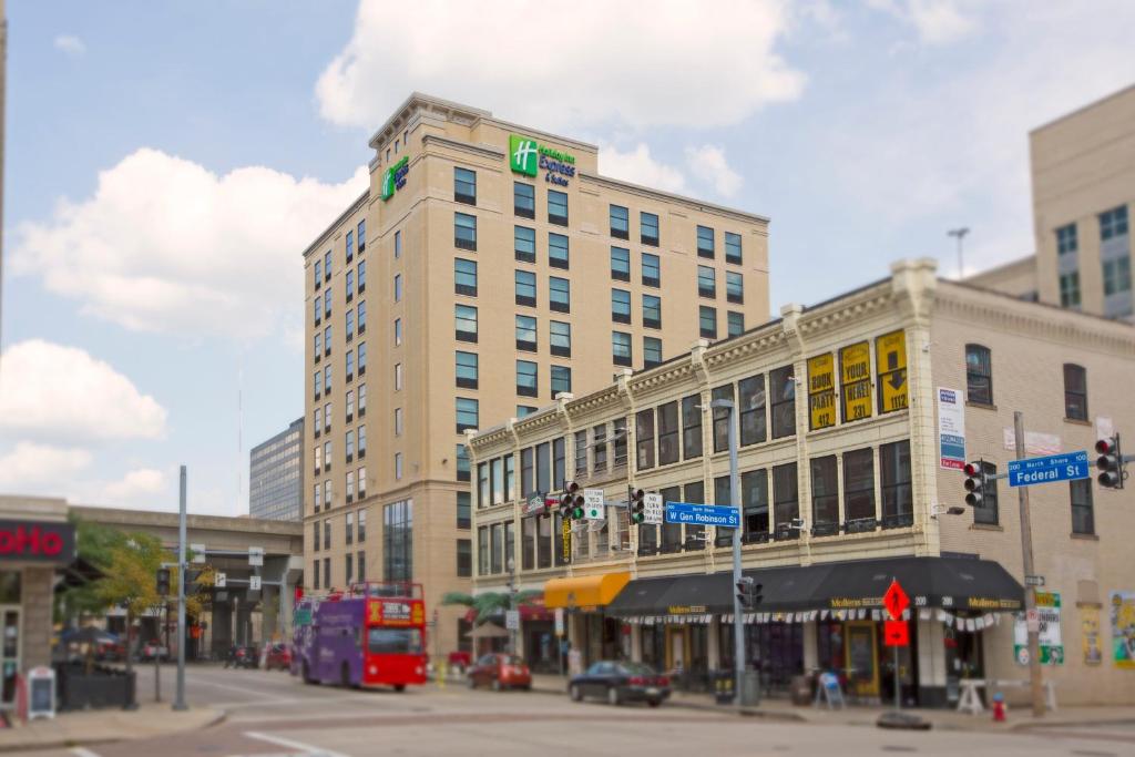 Holiday Inn Express & Suites Pittsburgh North Shore, an IHG Hotel image