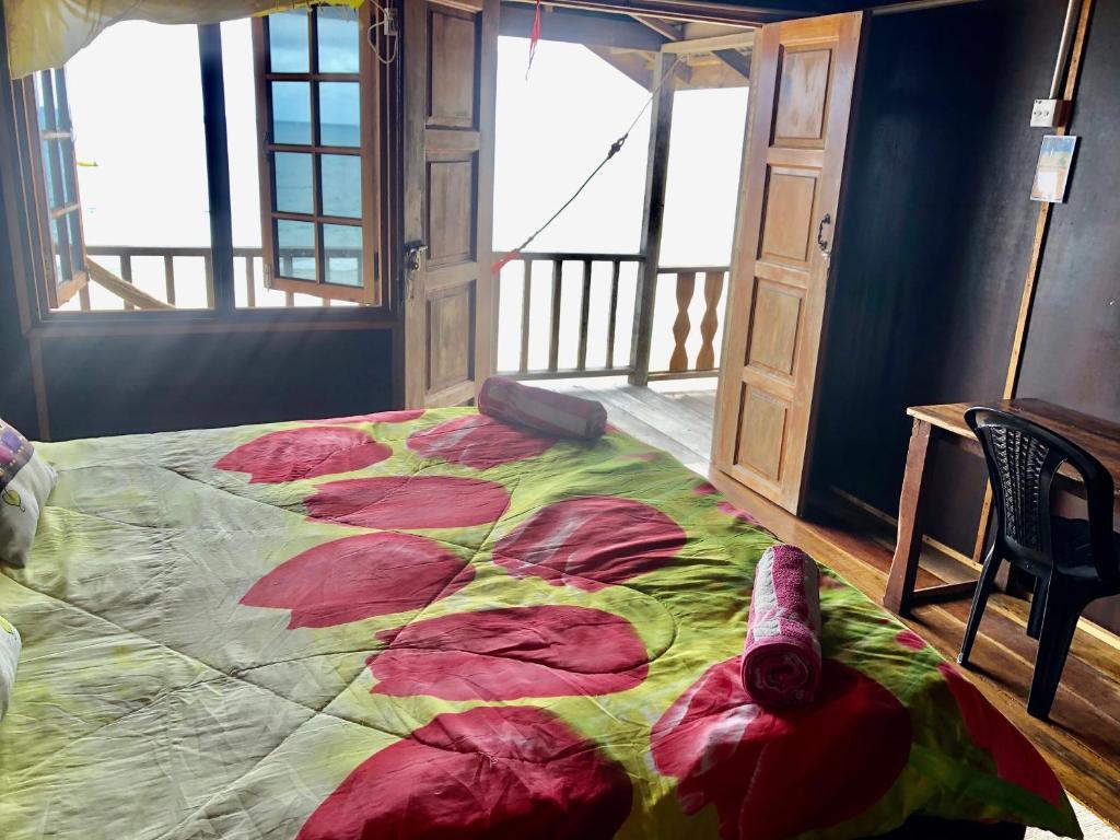 Beachfront Hut Upstairs Astra - Beach Shack Chalet photo 3