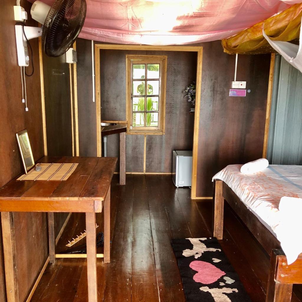 Beachfront Hut Downstairs Astra - Beach Shack Chalet photo 3