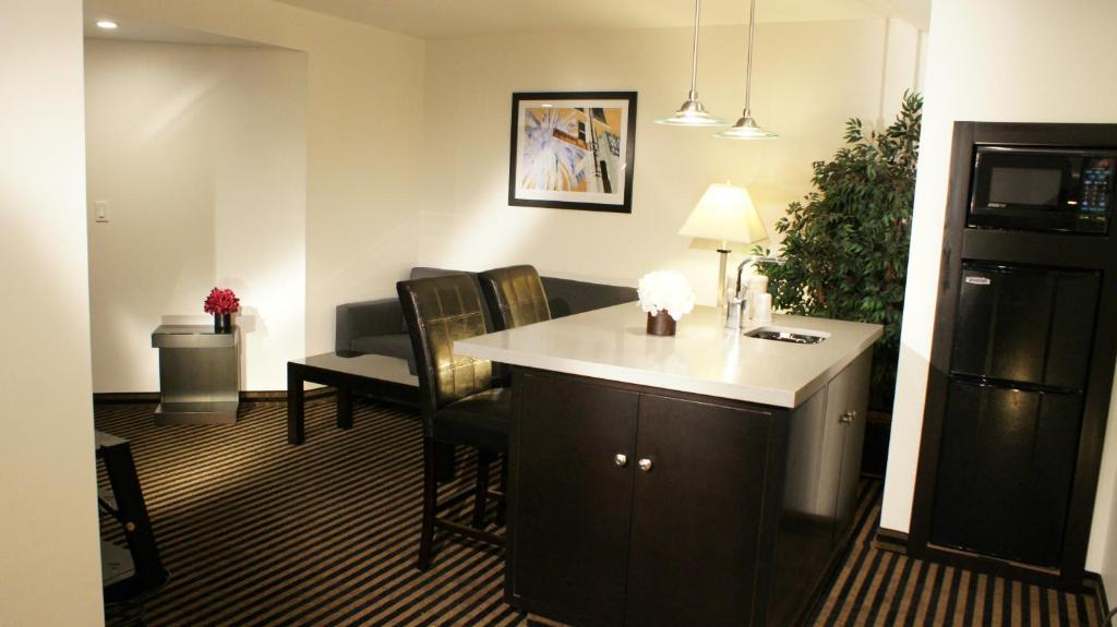 Сьюит (Люкс с видом - для некурящих), Holiday Inn Express Hollywood Walk of Fame, an IHG Hotel