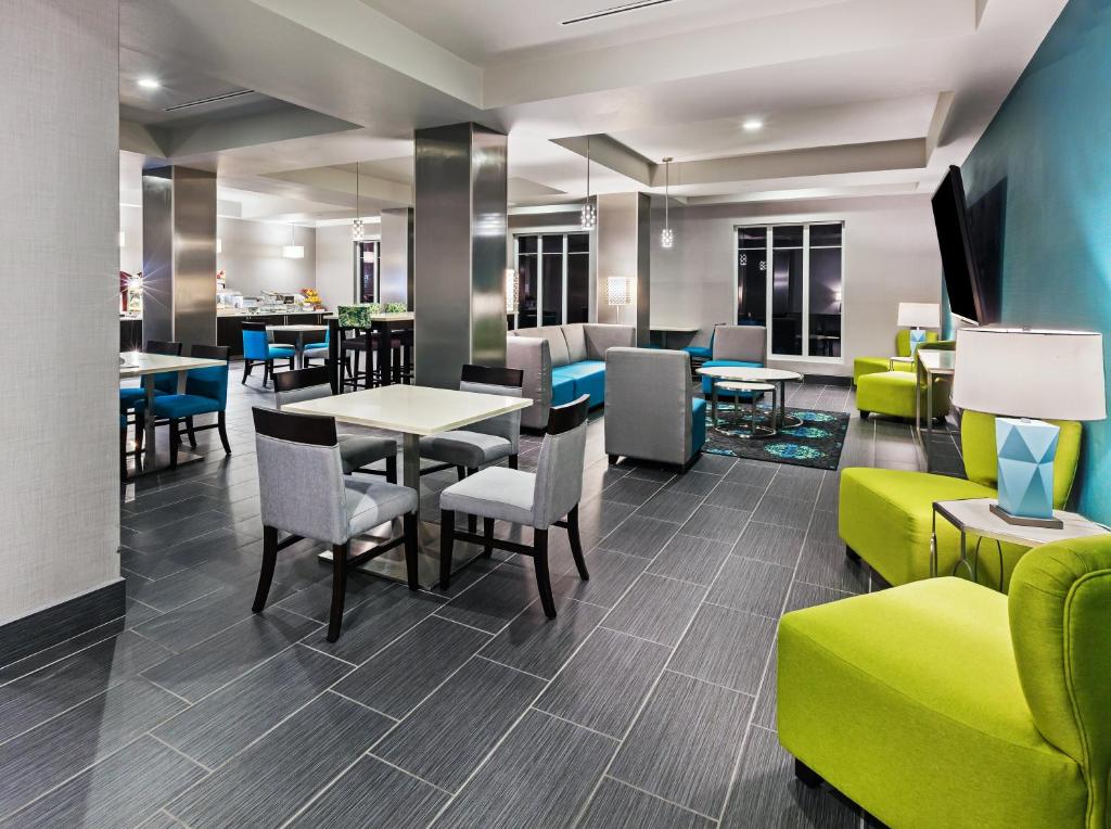 Holiday Inn Express and Suites Killeen-Fort Hood Area, an IHG Hotel photo 2