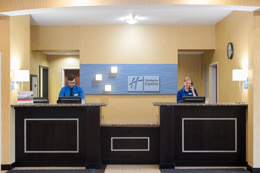 Holiday Inn Express and Suites Lafayette East, an IHG Hotel photo 1