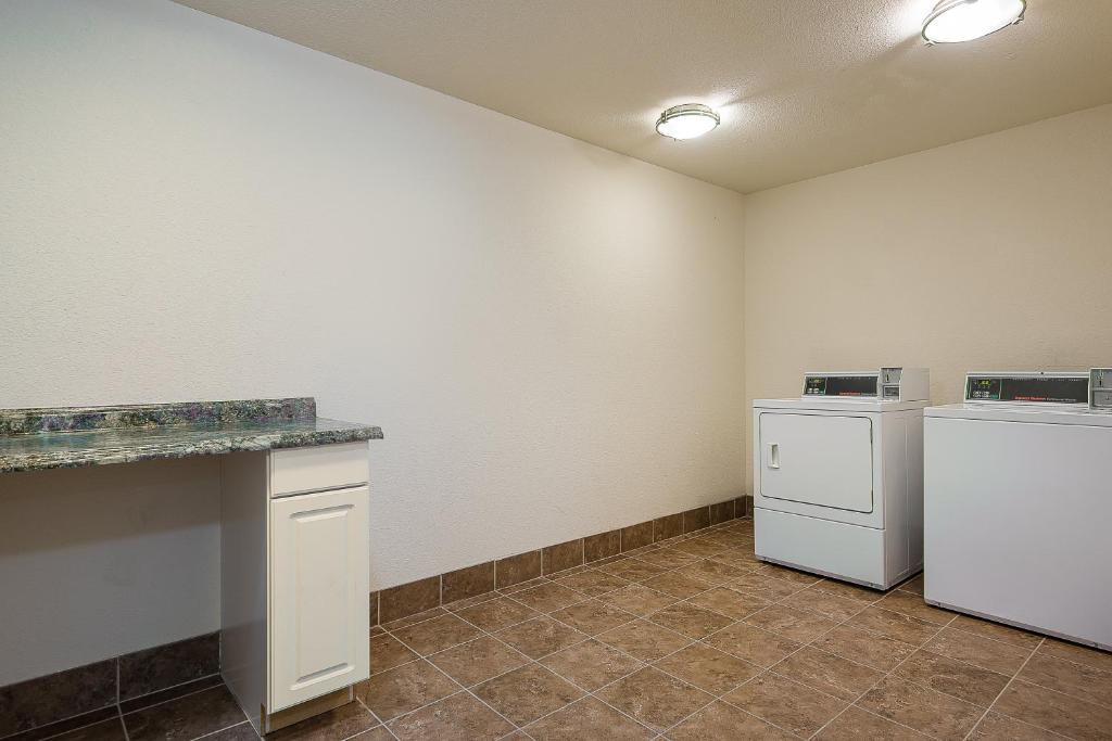 Holiday Inn Express and Suites Lafayette East, an IHG Hotel photo 2
