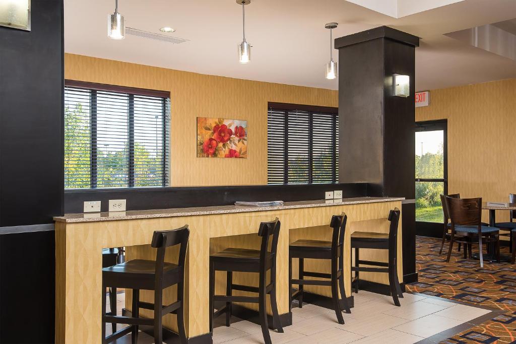 Holiday Inn Express and Suites Lafayette East, an IHG Hotel photo 3