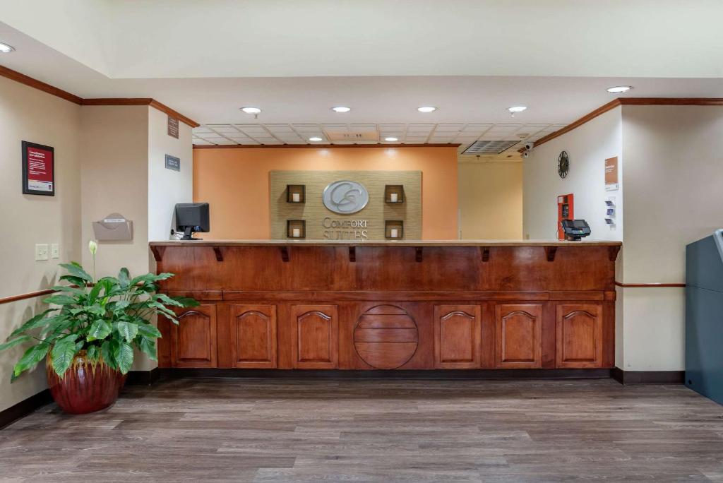 Comfort Suites Airport photo 2