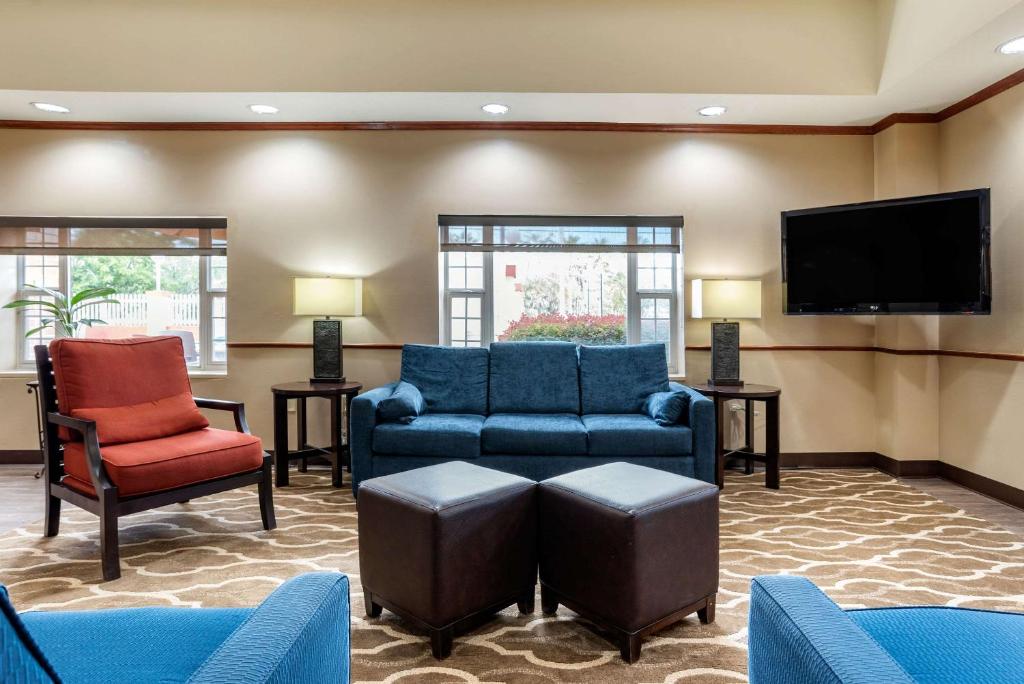 Comfort Suites Airport photo 3