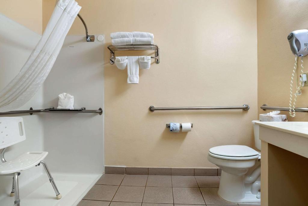 Comfort Suites Airport photo 4