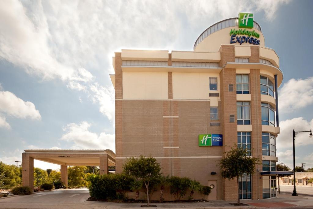 Holiday Inn Express San Antonio Rivercenter Area, an IHG Hotel image