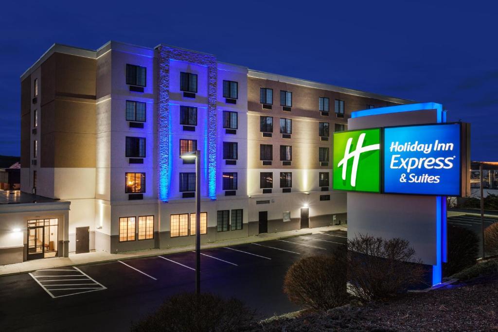 Holiday Inn Express Hotel & Suites Providence-Woonsocket, an IHG Hotel image