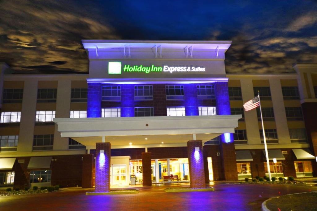 Holiday Inn Express & Suites Toledo South - Perrysburg, an IHG Hotel image
