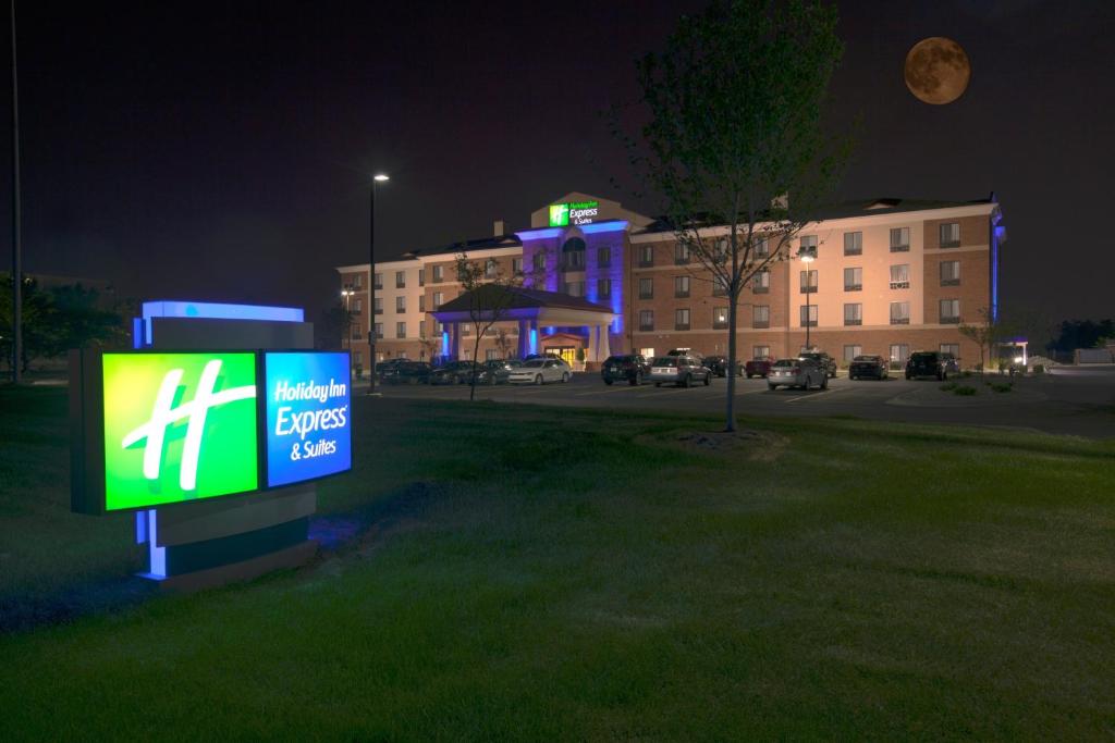 Holiday Inn Express & Suites Detroit North - Troy, an IHG Hotel image