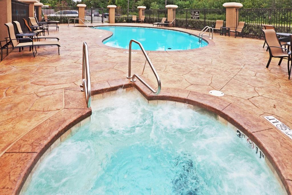 Holiday Inn Express Hotel & Suites Durant, an IHG Hotel photo 2