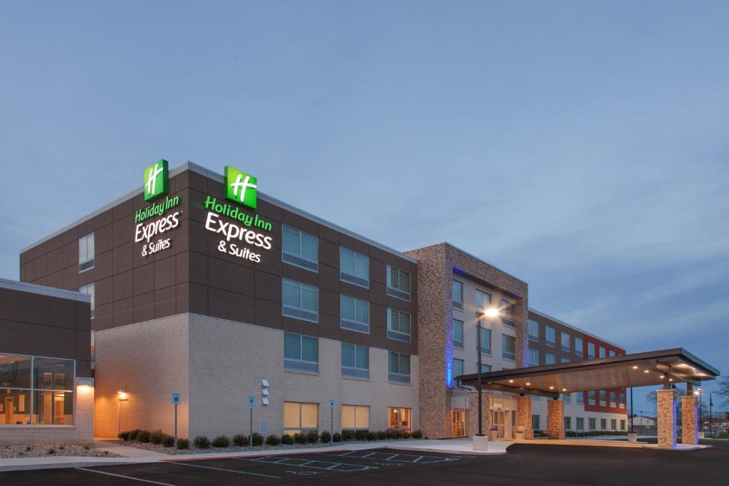 Holiday Inn Express and Suites Detroit/Sterling Heights, an IHG Hotel image