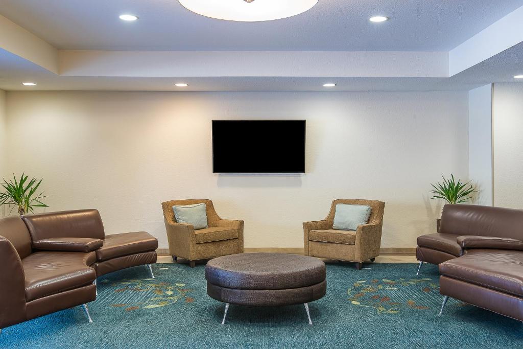 Candlewood Suites Bloomington, an IHG Hotel photo 4