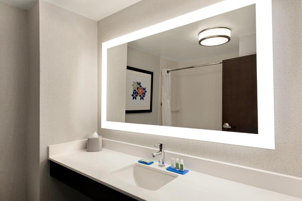 Holiday Inn Express & Suites Shawnee - Tap to explore photos