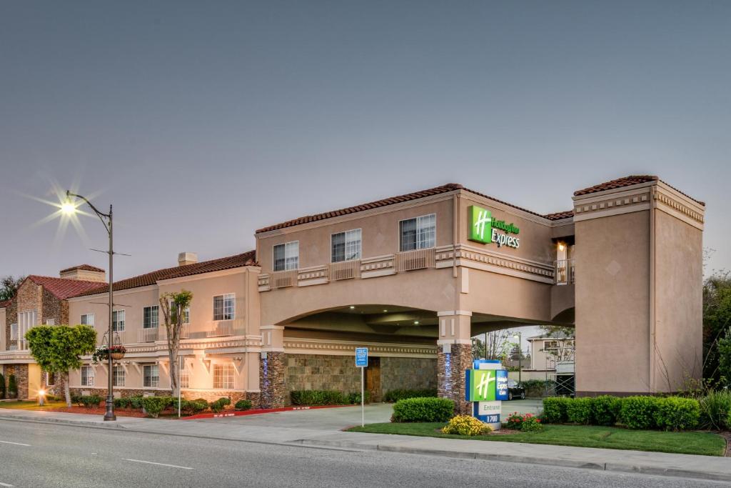 Holiday Inn Express & Suites Santa Clara, an IHG Hotel image
