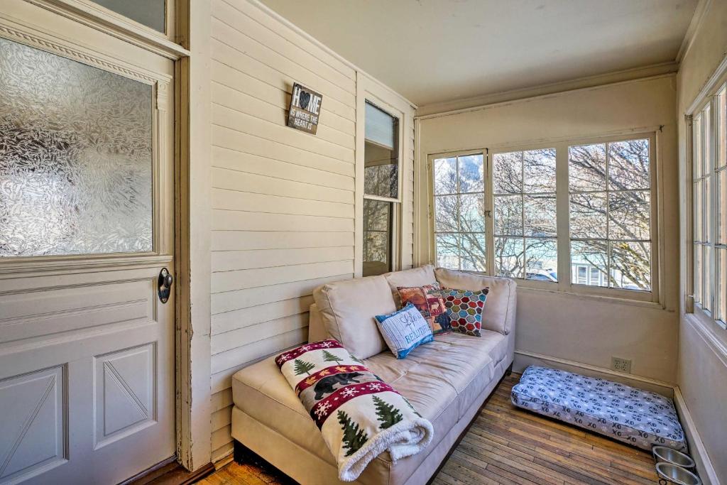 Victory Victorian House - Walk to Dtwn Glenwood! photo 3