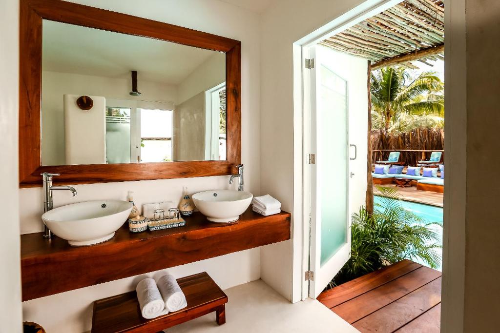 Двухместный (Двухместный номер у кромки бассейна с 1 кроватью), Hotel Cabanas Tulum