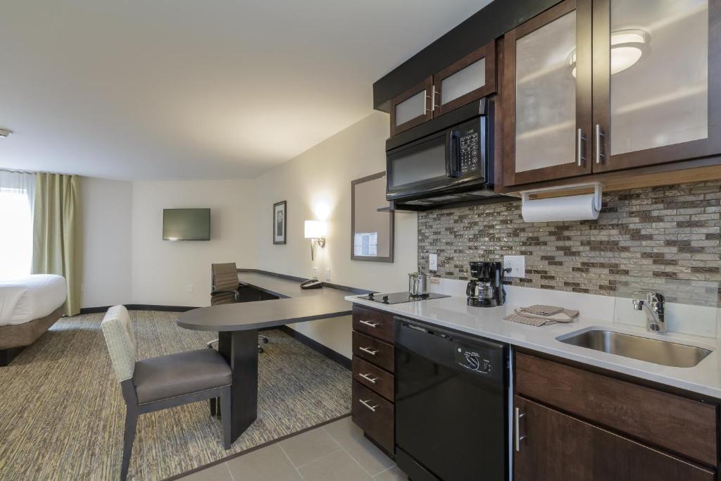 Candlewood Suites Mishawaka, an IHG Hotel photo 3