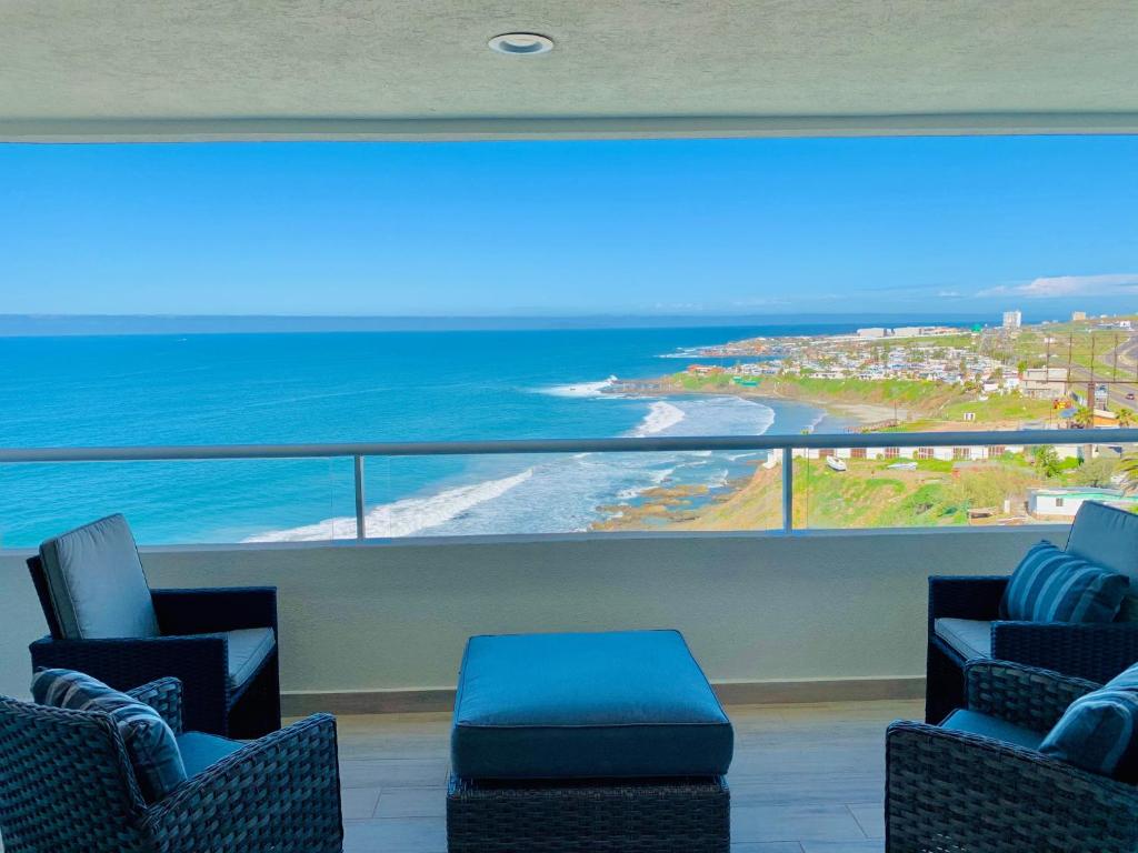 BEACHFRONT CONDO w POOLS STEPS TO BEACH & MINS TO DT photo 2