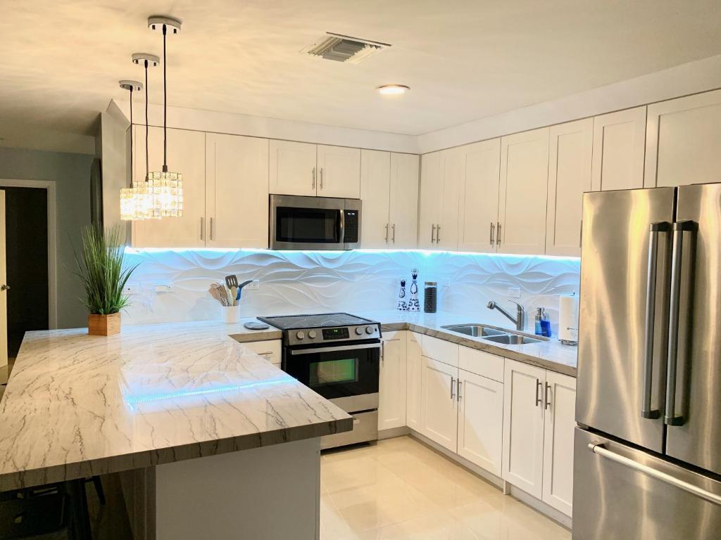 BEACHFRONT CONDO w POOLS STEPS TO BEACH & MINS TO DT photo 4