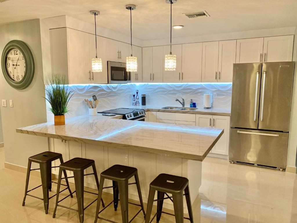 BEACHFRONT CONDO w POOLS STEPS TO BEACH & MINS TO DT photo 3