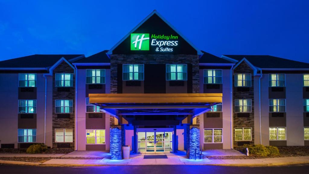 Holiday Inn Express & Suites Wyomissing, an IHG Hotel image