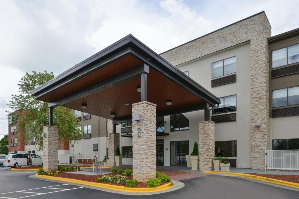 Holiday Inn Express & Suites Raleigh NE - Medical Ctr Area, an IHG Hotel image