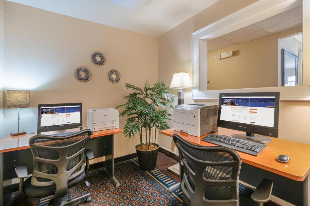 Candlewood Suites Washington-Fairfax, an IHG Hotel photo 3