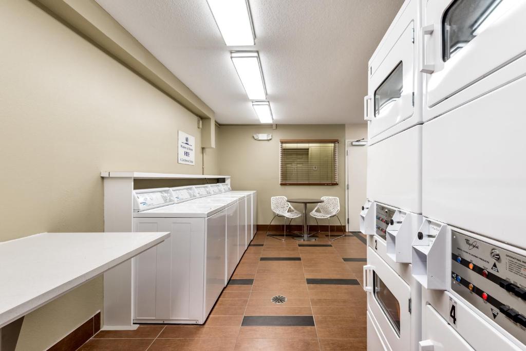Candlewood Suites Sterling, an IHG Hotel photo 2
