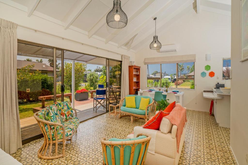 Bay Coast Happy Place - Cooks Beach Holiday Home photo 2