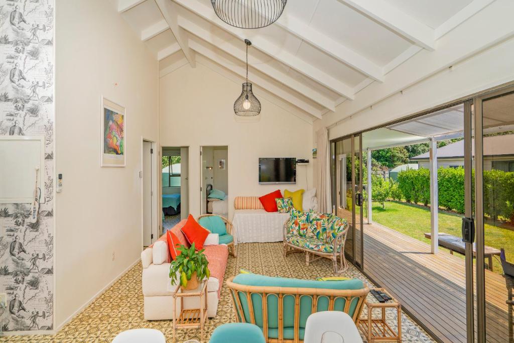 Bay Coast Happy Place - Cooks Beach Holiday Home photo 3