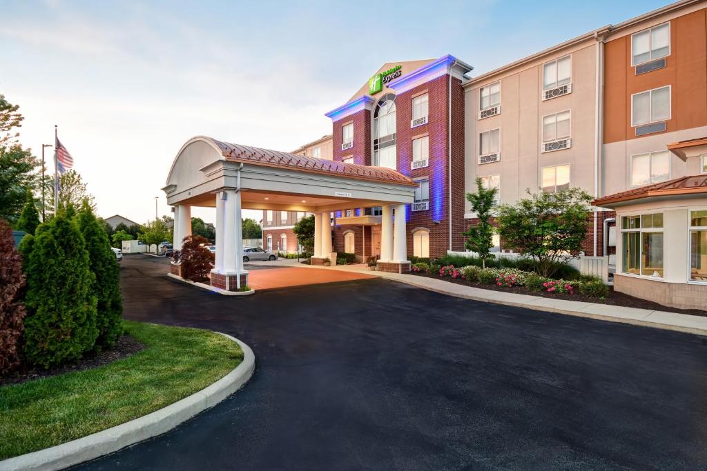 Holiday Inn Express & Suites Schererville, an IHG Hotel image