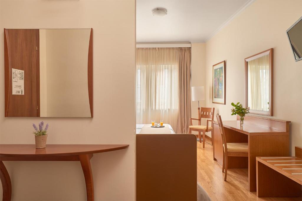Четырехместный (Стандартный четырехместный номер), Athos Hotel