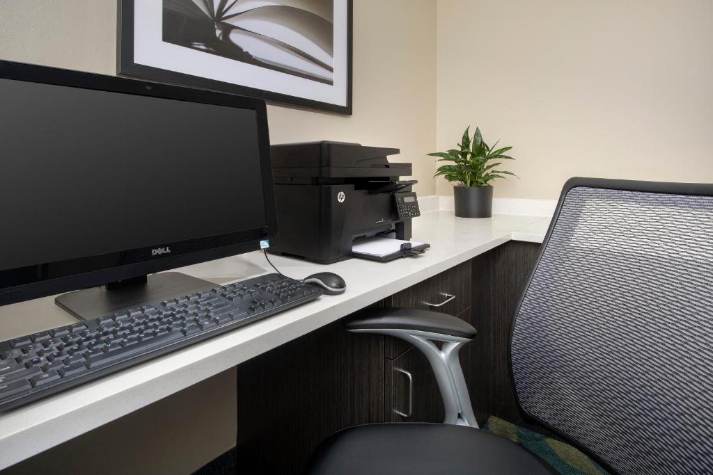 Candlewood Suites Charleston-Northwoods, an IHG Hotel photo 2