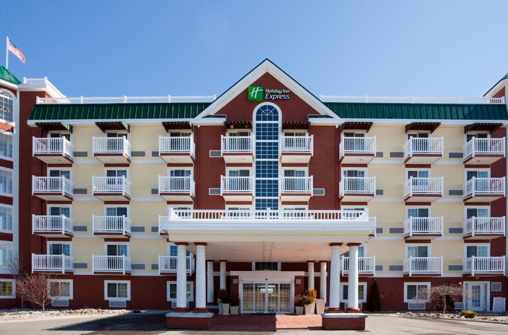 Holiday Inn Express & Suites Petoskey, an IHG Hotel image