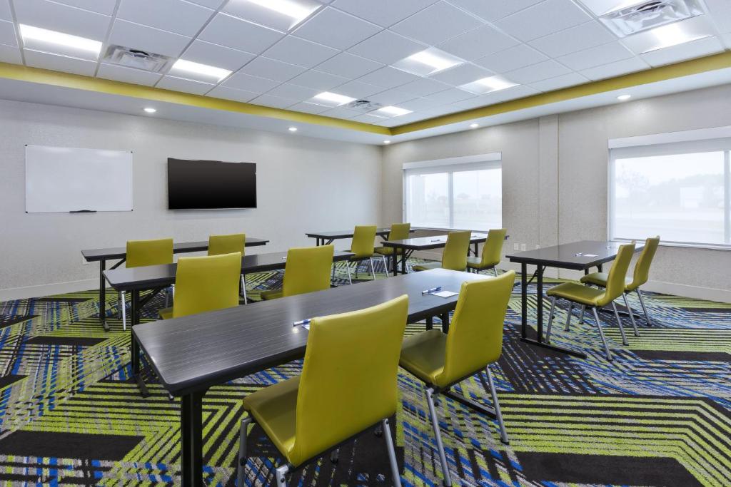 Holiday Inn Express & Suites - Painesville - Concord, an IHG Hotel photo 1
