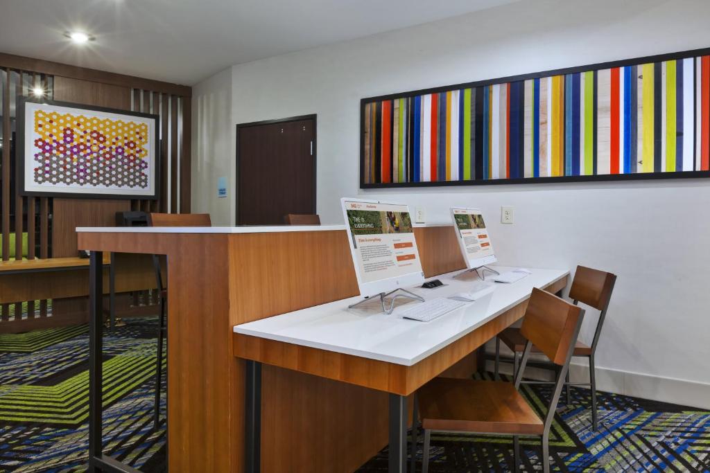 Holiday Inn Express & Suites - Painesville - Concord, an IHG Hotel photo 2
