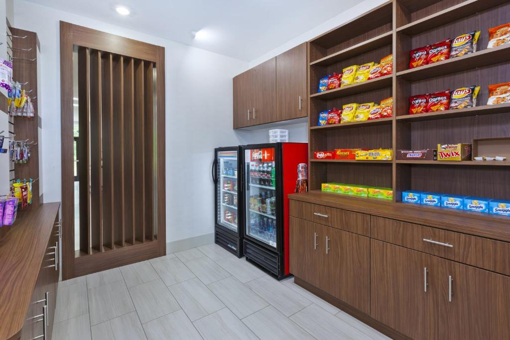 Holiday Inn Express & Suites - Painesville - Concord, an IHG Hotel photo 4